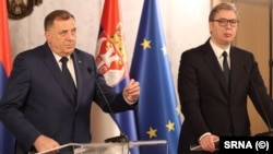 Bosnian Serb leader Milorad Dodik and Serbian President Aleksandar Vucic attend a press conference in Belgrade on April 14.