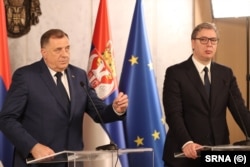 Milorad Dodik boszniai szerb vezető (balra) és Aleksandar Vučić szerb elnök sajtótájékoztatója Belgrádban április 14-én