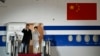  Hszi Csin-ping kínai elnök megérkezik a Budapest Liszt Ferenc Nemzetközi Repülőtérre 2024. május 8-án. Mellette felesége, Peng Li-jüan