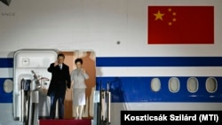 Hszi Csin-ping kínai elnök megérkezik a Budapest Liszt Ferenc Nemzetközi Repülőtérre 2024. május 8-án. Mellette felesége, Peng Li-jüan