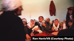 Gra shqiptare të Kosovës duke qarë në një dhomë për disa fëmijë dhe babanë e tyre, të cilët po ktheheshin në territorin e Kosovës nga Shqipëria, kur u vranë nga forcat serbe, një kilometër larg shtëpisë së tyre, në Drenicë, Kosovë, më 12 korrik 1998.