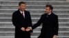 امانوئل مکرون (راست) رئیس‌جمهور فرانسه در کنار شی جین‌پینگ، همتای چینی خود، در سفر هفته گذشته او به پکن