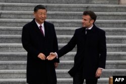 Criticile la adresa atitudinii prietenoase față de China a președintelui Franței, Emmanuel Macron (dreapta), s-au amplificat în ultimele zile. Imagine din 6 aprilie, când Macron s-a întâlnit cu președintele Xi Jinping (stânga) la Beijing.