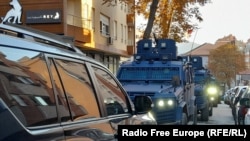 Vozila kosovske policije kod restorana Grej u Severnoj Mitrovici, koji se povezuje sa potpredsednikom Srpske liste Milanom Radoičićem.
