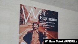Afişul expoziţiei Biermann din Berlin
