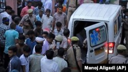 Vozilo hitne pomoći dovodi povređene u stampedu u bolinici u indijskom okrugu Hatras, 2. jul 2024.