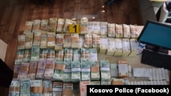 Paratë e marra nga institucionet financiare serbe në veri të Kosovës gjatë aksionit policor më 20 maj 2024. 