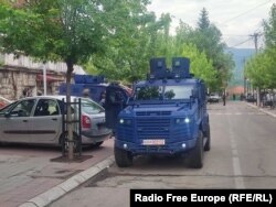 Autobilinda të Policisë së Kosovës në afërsi të ndërtesës së Komunës së Zveçanit.