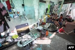 Žene i djeca iz Khan Yunisa u južnom Pojasu Gaze sklonili su se u bolnicu Al-Shifa u gradu Gazi 25. oktobra 2023.