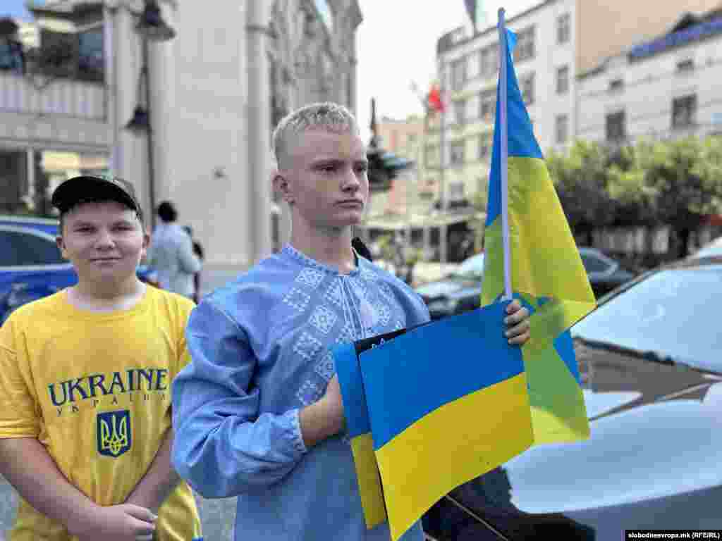 Дел од учесниците во маршот беа облечени во облека со симболи и орнаменти карактеристични за Украина.