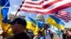 Люди на акції біля Капітолію США після того, як Палата представників проголосувала за допомогу Україні, а також Ізраїлю і Тайваню. Вашингтон, 20 квітня 2024 року