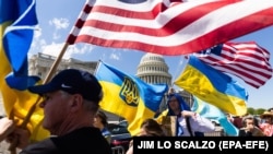 Люди із прапорами США та України біля Капітолію після того, як Палата представників затвердила пакети іноземної допомоги Україні, Ізраїлю та Тайваню. Вашингтон, США, 20 квітня 2024 року