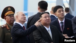 Lideri i Koresë së Veriut, Kim Jong Un (në mes), dhe presidenti rus, Vladimir Putin (i pari majtas), u takuan në kozmodromin rus më 13 shtator 2023.