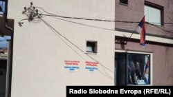 Grafiti "Kad se vojska na Kosovo vrati... Sjeverna brigada živi", Sjeverna Mitrovica, Kosovo, 11. februar 2024.