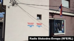 Графити „Кога војската се враќа во Косово... живее Северна бригада“ во Северна Митровица, Косово, 11 февруари 2024 г.