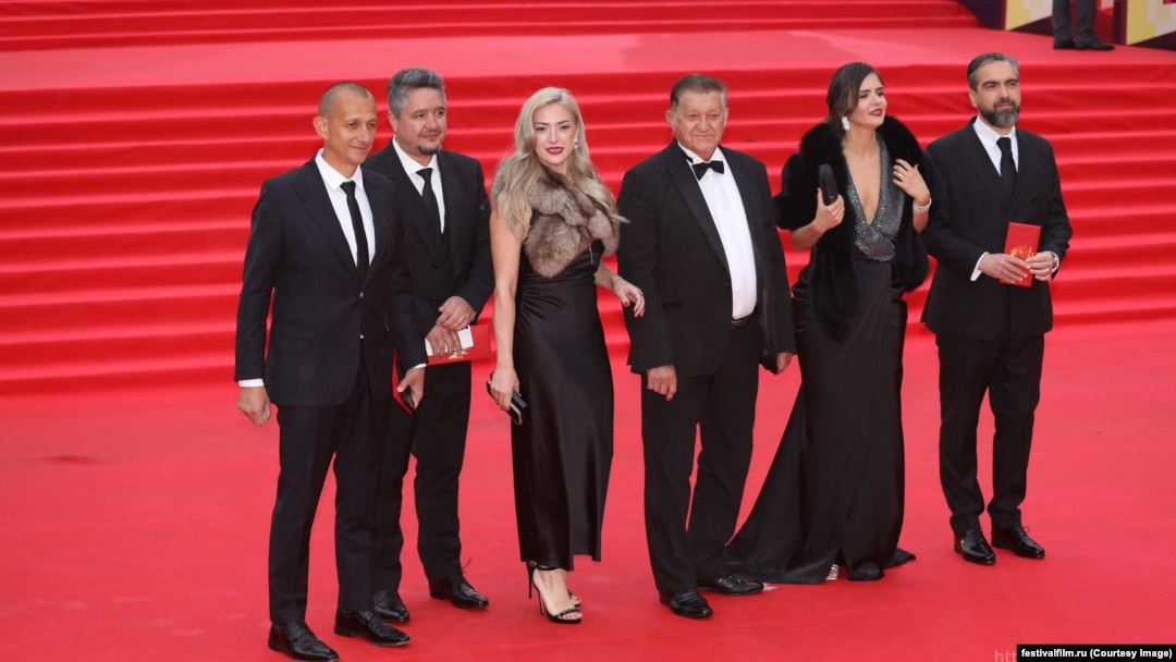 Imagine de arhivă de la ceremonia de deschidere a Festivalului Internațional de Film de la Moscova, 19 aprilie 2024. Echipa României pe covorul roșu. Preotul regizor Ciprian Mega este primul din dreapta.
