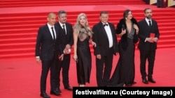 Dorel Vișan (al patrulea din stânga) și ceilalți membri ai echipei filmului „21 de rubini”, la deschiderea Festivalului de Film de la Moscova, vineri, 19 aprilie. 