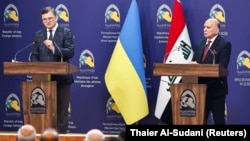 Ukrainian Foreign Minister Dmytro Kuleba (left) and Iraqi Foreign Minister Fuad Hussein hold a joint news conference in Baghdad on April 17.