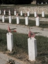 Varre të zbrazëta në Krushë të Madhe të Rahovecit, ku familjarët presin që t’i varrosin më të dashurit e tyre, të zhdukur gjatë luftës.