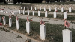 Varre të zbrazëta në Krushë të Madhe të Rahovecit, ku familjarët presin që t’i varrosin më të dashurit e tyre, të zhdukur gjatë luftës.