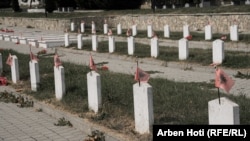 Varre të zbrazëta në Krushë të Madhe të Rahovecit, ku familjarët presin që t’i varrosin më të dashurit e tyre, të zhdukur gjatë luftës.