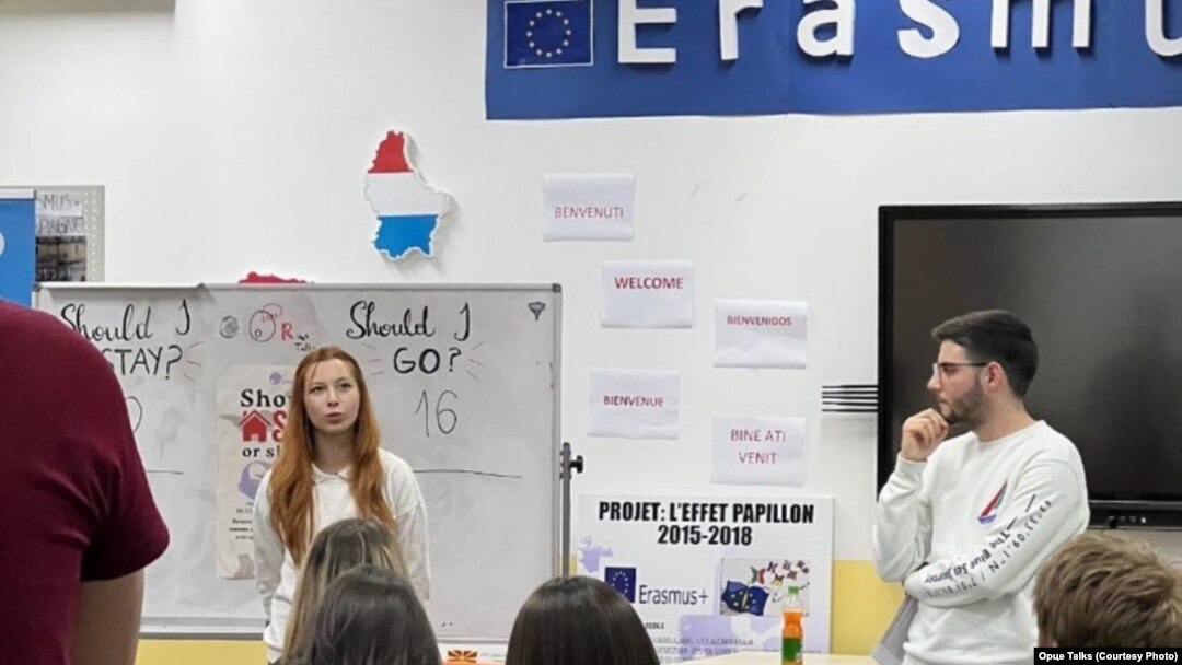 Лука Кадриќ и Анастасија Саша Тофоска, членови на Orce Talks, за време на дебатата