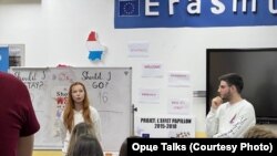 Лука Кадриќ и Анастасија Саша Тофоска, членови на Orce Talks, за време на дебатата