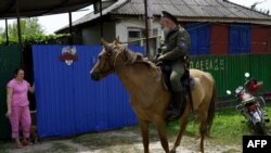 Kozák lovasok járőröznek a szakadár határvidéken