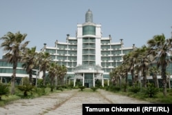 Hotelul Golden Fleece a fost construit pentru a primi turiștii veniți în Anaklia. În lipsa turiștilor a dat faliment și stă abandonat lângă promenada orașului.