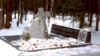 Первый, гранитный памятник расстрелянным полякам на Левашовском мемориальном кладбище