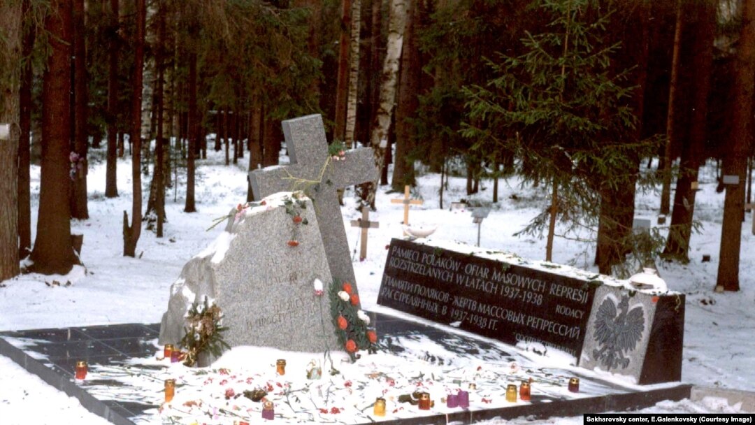 Мэмарыяльны знак грамадзянам Польшчы – ахвярам сталінскіх рэпрэсій. Левашоўскія могілкі, Санкт-Пецярбург. Архіўнае фота