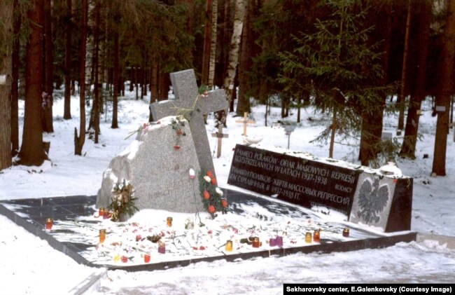 Памятник полякам – жертвам репрессий. Левашовское кладбище (ныне демонтирован)