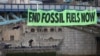 Klimatski aktivisti na Tower Bridge u Londonu okačili su transparent "Okončajte fosilna goriva", april 2022. 