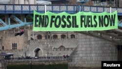 Klimatski aktivisti na Tower Bridge u Londonu okačili su transparent "Okončajte fosilna goriva", april 2022. 
