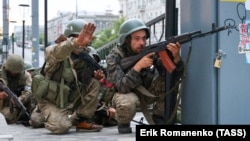 Вооружённые люди, военная техника. Фотографии из Ростова-на-Дону