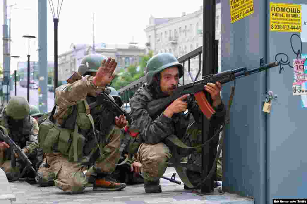  Bărbați înarmați în centrul orașului Rostov-pe-Don. Primarul Moscovei, Serghei Sobianin, a cerut pe 24 iunie ca &bdquo;măsuri antiteroriste&quot; să fie instituite în capitala rusă.&nbsp; 