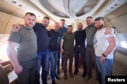 Zelenszkij, Andrij Jermak, az ukrán elnöki hivatal kabinetfőnöke és Ihor Klimenko belügyminiszter a mariupoli Azovstal vas- és acélmű védőinek parancsnokaival egy Isztambulból Ukrajnába tartó repülőgépen, miután július 8-án szabadon engedték őket