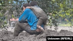 Фотография Давида, пытающегося выбраться из трясины с ребенком на спине, за несколько дней обошла социальные сети