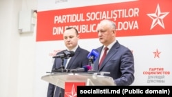 Vlad Batrîncea (stânga), liderul blocului comuniștilor și socialiștilor din Parlament și Igor Dodon, liderul PSRM.