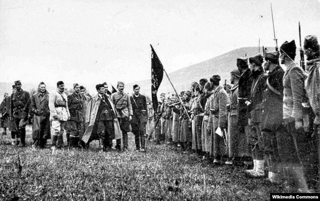 Командувач Народно-визвольної армії Югославії Йосип Тіто (посередині) оглядає новосформовану партизанську бригаду, 1942 рік