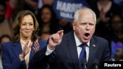 Guvernatorul statului Minnesota, Tim Walz, vorbește în timpul unui miting de campanie împreună cu vicepreședintele SUA și candidatul democrat la președinție, Kamala Harris, în Philadelphia, Pennsylvania, 6 august 2024.