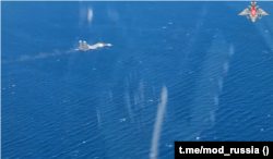 Скриншот видео Су-30СМ, ведущего огонь над морем, опубликовано официальным телеграм-каналом Минобороны России