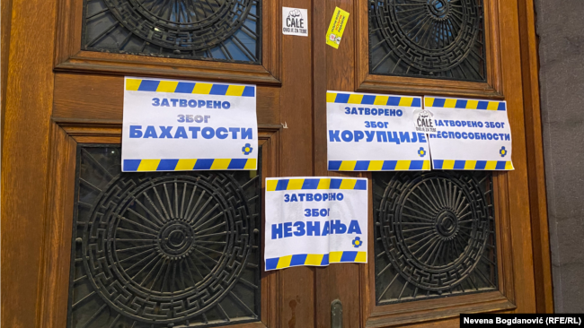Poruke zalepljene na ulaznim vratima Vlade Srbije, 9. jun 2023.