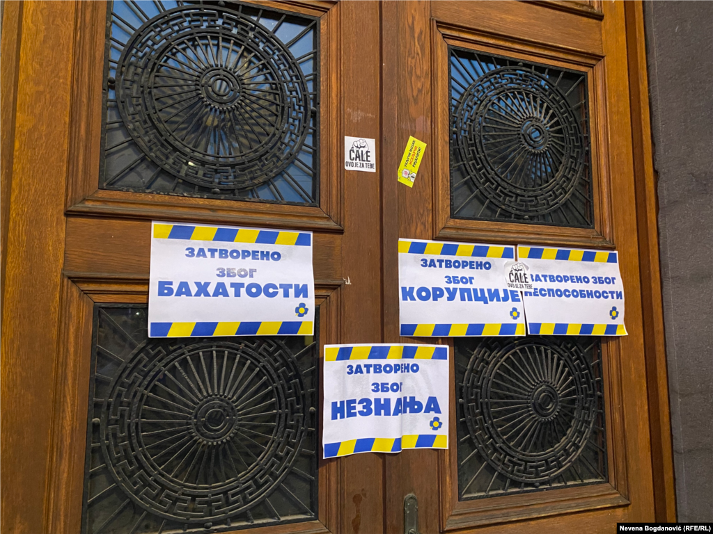 Na vlata Vlade Srbije zalepljeni su natpisi &quot;Zatvoreno zbog bahatosti&quot;, &quot;Zatvoreno zbog korupcije&quot;, &quot;Zatvoreno zbog nesposobnosti&quot;, &quot;Zatvoreno zbog neznanja&quot;, Beograd, 9. jun 2023.