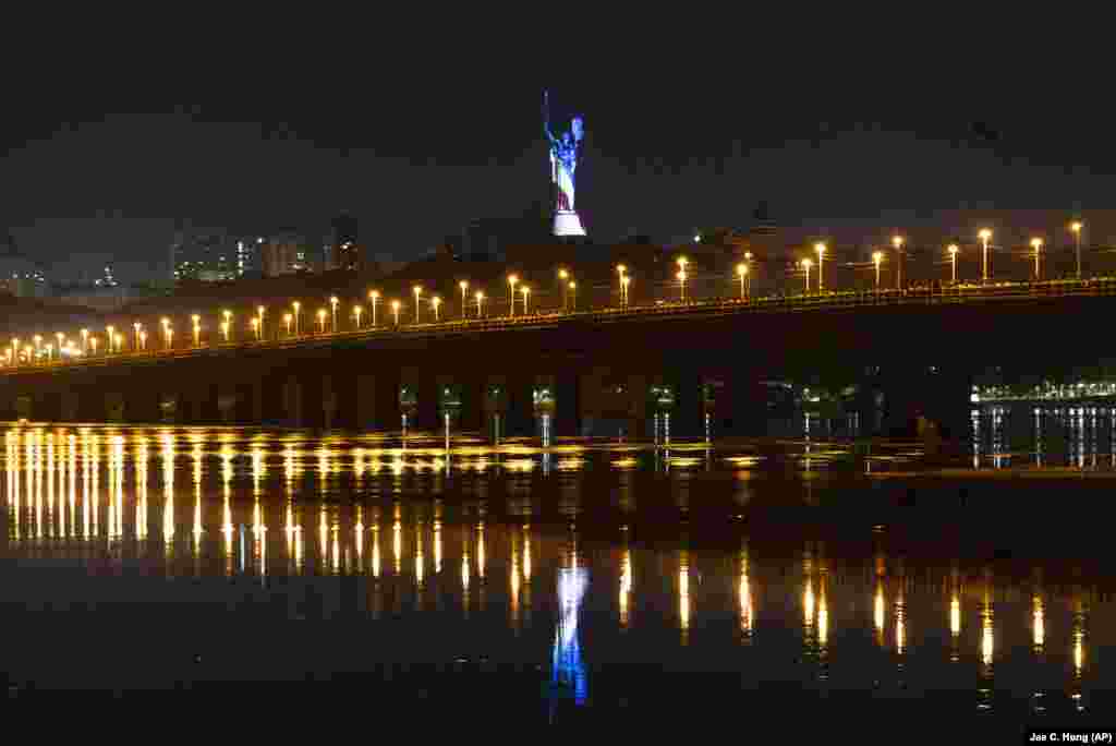 Monumenti Mëmëdheu Ukrainas, i ndriçuar me ngjyrat e flamurit të Shteteve të Bashkuara të Amerikës, për nder të Ditës së Pavarësisë së SHBA-së, në Kiev, më 4 korrik.