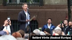 Magyar Péter a Belügyminisztérium elé szervezett tüntetésen, 2024. április 26-án