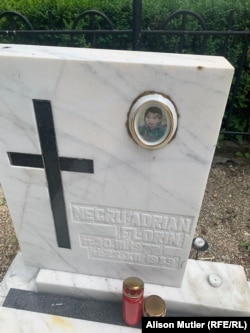A 12 éves Florin Negru sírja a brassói Hősök temetőjében