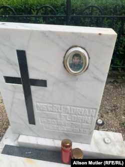 Mormântul lui Florin Negru, în vârstă de 12 ani, la Cimitirul Eroilor din Brașov.