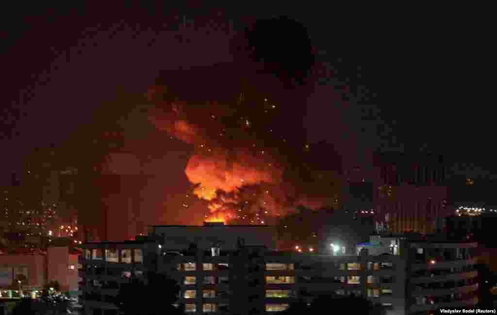 Oroszország augusztus 30-ára, szerdára virradóra újabb légicsapást mért Kijevre. A felvételen látható becsapódás az ukrán főváros egy szupermarkethez közeli részénél történt