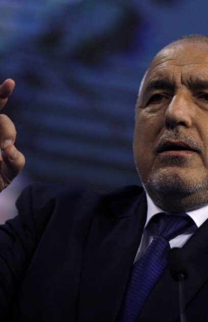 Неизвестни лица лепят плакати срещу местен партиен ръководител върху вратата